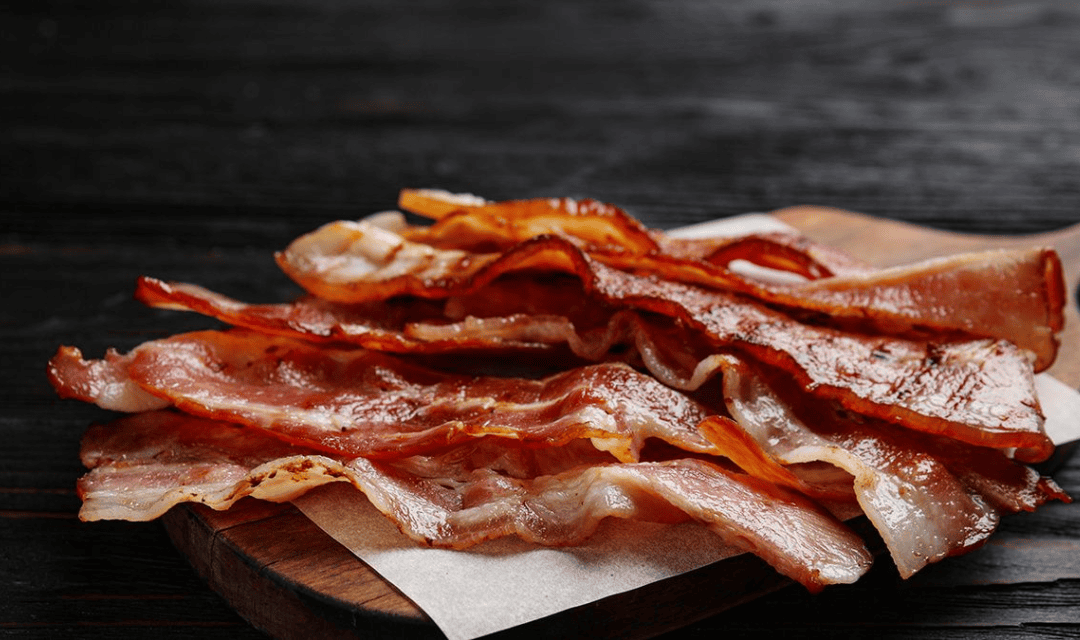 Depois que fiz esse bacon extra crocante, ninguém aqui em casa aceita de outro jeito