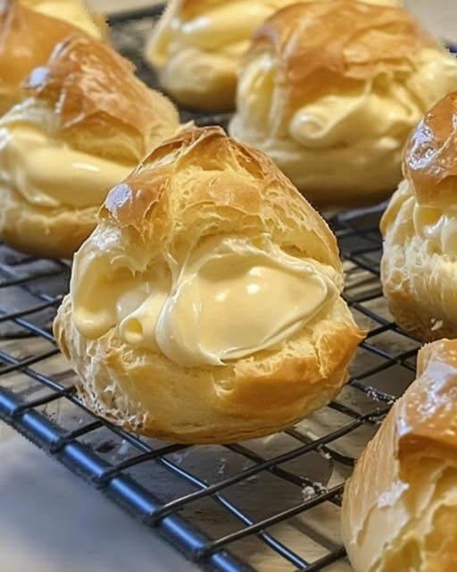 Fiz essas Carolinas recheadas com creme e foi impossível comer só uma: ficam leves, crocantes por fora e supercremosas por dentro